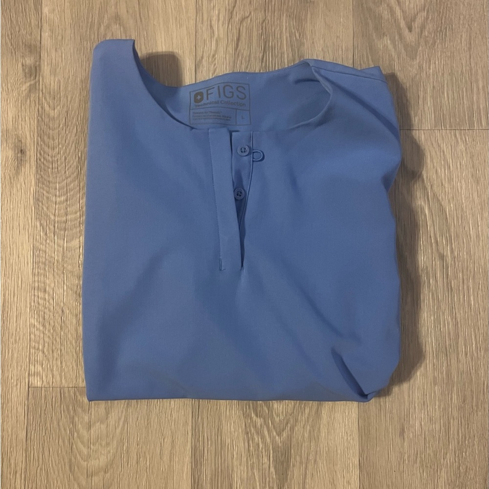 Figs Women’s Kasane popover scrub top in Ceil Blue! Size Large!